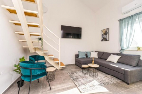 Ocean blue modern apartment for 8